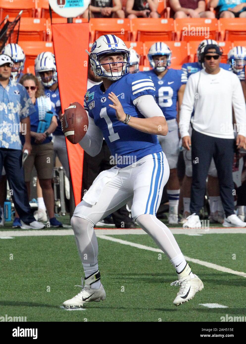 Honolulu, Hawaii, USA. Le 24 décembre, 2019. 24 décembre 2019 - le quart-arrière des Cougars Brigham Young Zach Wilson (1) passe le ballon lors d'un match à la SoFi Hawaii Bowl entre les Cougars de Brigham Young et de l'Indiana Rainbow Warriors au shérif Stan Center à Honolulu, HI - Michael Sullivan/CSM Crédit : Cal Sport Media/Alamy Live News Banque D'Images
