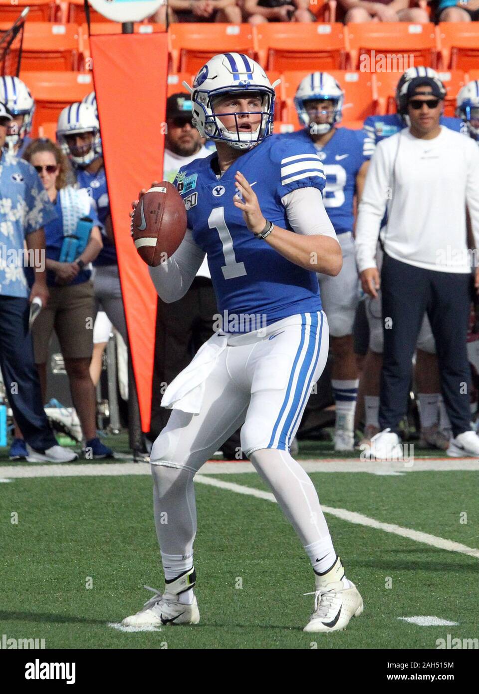 Honolulu, Hawaii, USA. Le 24 décembre, 2019. 24 décembre 2019 - le quart-arrière des Cougars Brigham Young Zach Wilson (1) passe le ballon lors d'un match à la SoFi Hawaii Bowl entre les Cougars de Brigham Young et de l'Indiana Rainbow Warriors au shérif Stan Center à Honolulu, HI - Michael Sullivan/CSM. Credit : Cal Sport Media/Alamy Live News Banque D'Images