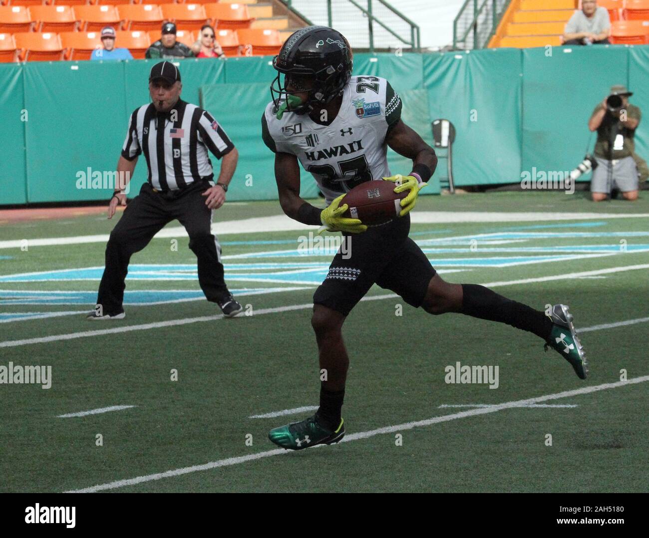 Honolulu, Hawaii, USA. Le 24 décembre, 2019. 24 décembre 2019 - Hawaii Rainbow Warriors wide receiver Jared Smart (23) tire sa deuxième passe de touché d'aller jusqu'14-0 au cours d'une partie à la SoFi Hawaii Bowl entre les Cougars de Brigham Young et de l'Indiana Rainbow Warriors au shérif Stan Center à Honolulu, HI - Michael Sullivan/CSM Crédit : Cal Sport Media/Alamy Live News Banque D'Images