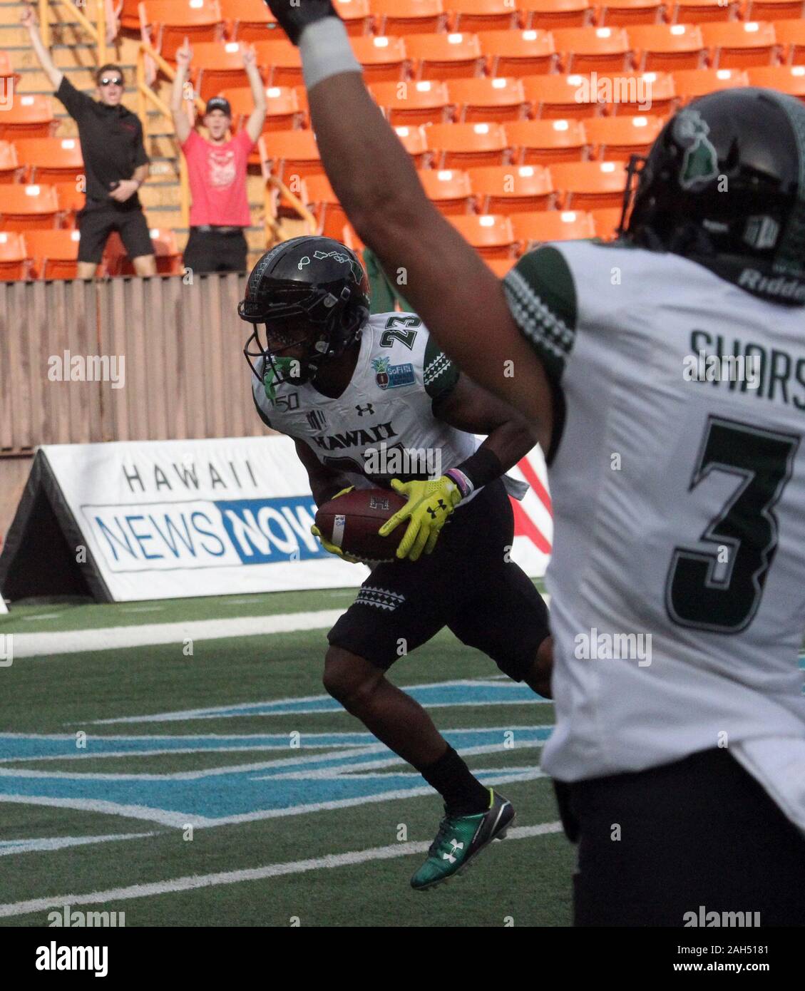 Honolulu, Hawaii, USA. Le 24 décembre, 2019. 24 décembre 2019 - Hawaii Rainbow Warriors wide receiver Jared Smart (23) tire sa deuxième passe de touché d'aller jusqu'14-0 au cours d'une partie à la SoFi Hawaii Bowl entre les Cougars de Brigham Young et de l'Indiana Rainbow Warriors au shérif Stan Center à Honolulu, HI - Michael Sullivan/CSM. Credit : Cal Sport Media/Alamy Live News Banque D'Images