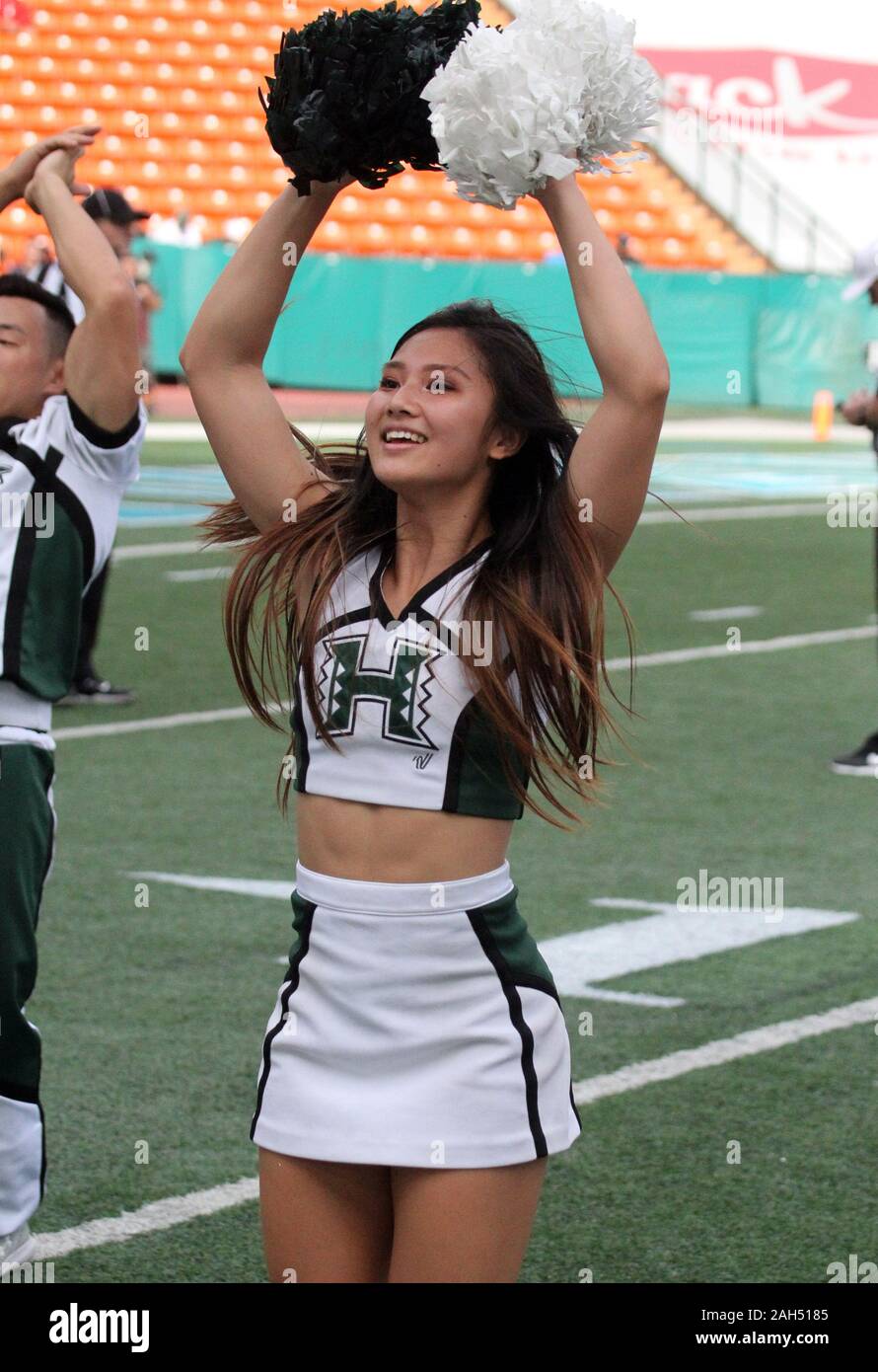 Honolulu, Hawaii, USA. Le 24 décembre, 2019. 24 décembre 2019 - Un cheerleader Hawaii au cours d'une partie à la SoFi Hawaii Bowl entre les Cougars de Brigham Young et de l'Indiana Rainbow Warriors au shérif Stan Center à Honolulu, HI - Michael Sullivan/CSM. Credit : Cal Sport Media/Alamy Live News Banque D'Images