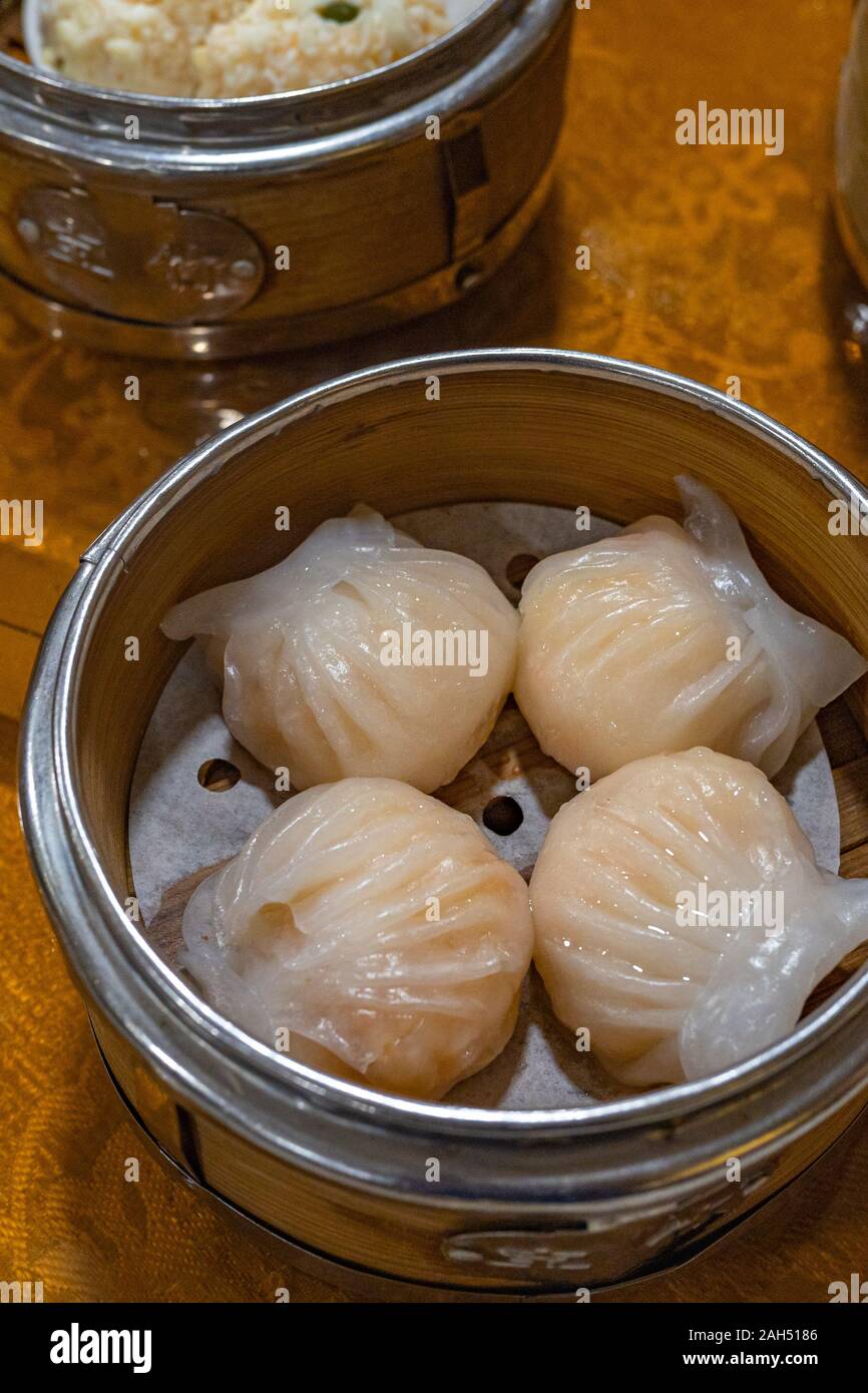 Photo verticale de dimsum chinois- crevettes à la vapeur Crystal Dumpling Banque D'Images