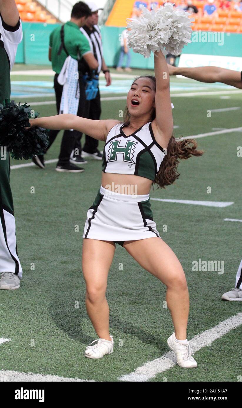 Honolulu, Hawaii, USA. Le 24 décembre, 2019. 24 décembre 2019 - Un cheerleader Hawaii au cours d'une partie à la SoFi Hawaii Bowl entre les Cougars de Brigham Young et de l'Indiana Rainbow Warriors au shérif Stan Center à Honolulu, HI - Michael Sullivan/CSM Crédit : Cal Sport Media/Alamy Live News Banque D'Images
