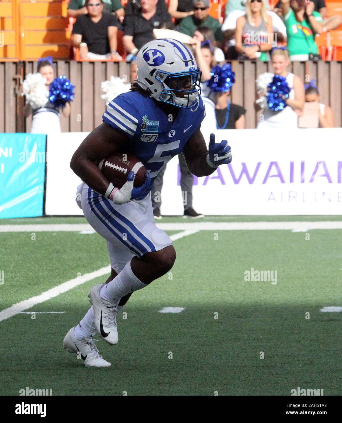 Honolulu, Hawaii, USA. Le 24 décembre, 2019. 24 décembre 2019 - les Cougars de Brigham Young arrière défensif Dayan Ghanwoloku (5) retourne une kickoff lors d'un match à la SoFi Hawaii Bowl entre les Cougars de Brigham Young et de l'Indiana Rainbow Warriors au shérif Stan Center à Honolulu, HI - Michael Sullivan/CSM. Credit : Cal Sport Media/Alamy Live News Banque D'Images