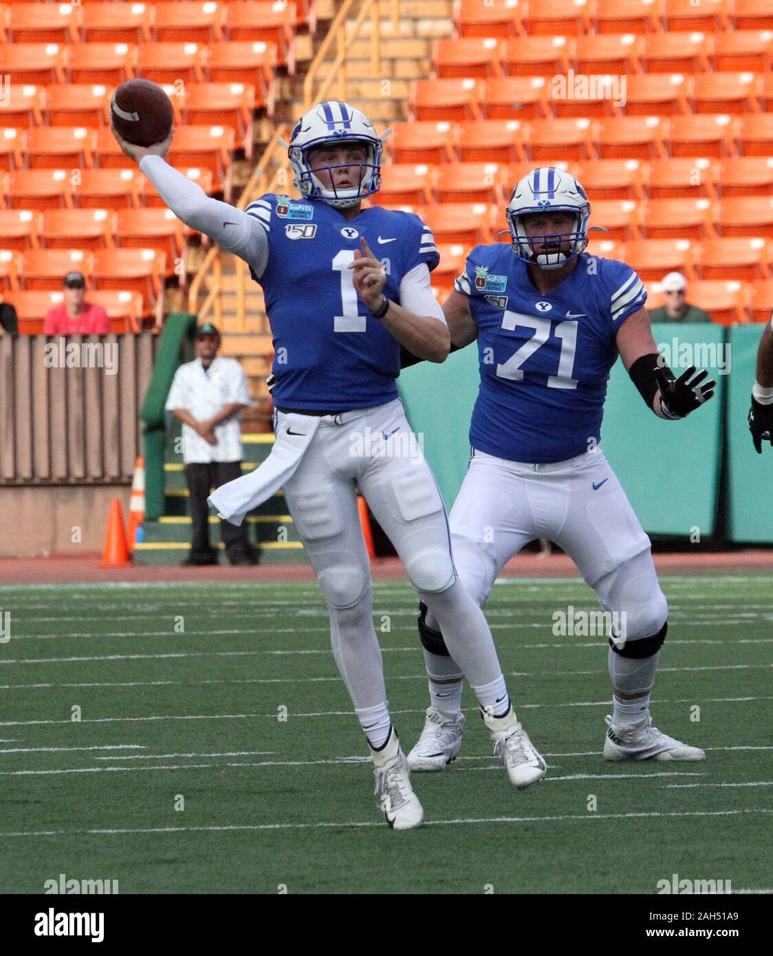 Honolulu, Hawaii, USA. Le 24 décembre, 2019. 24 décembre 2019 - le quart-arrière des Cougars Brigham Young Zach Wilson (1) passe le ballon lors d'un match à la SoFi Hawaii Bowl entre les Cougars de Brigham Young et de l'Indiana Rainbow Warriors au shérif Stan Center à Honolulu, HI - Michael Sullivan/CSM. Credit : Cal Sport Media/Alamy Live News Banque D'Images