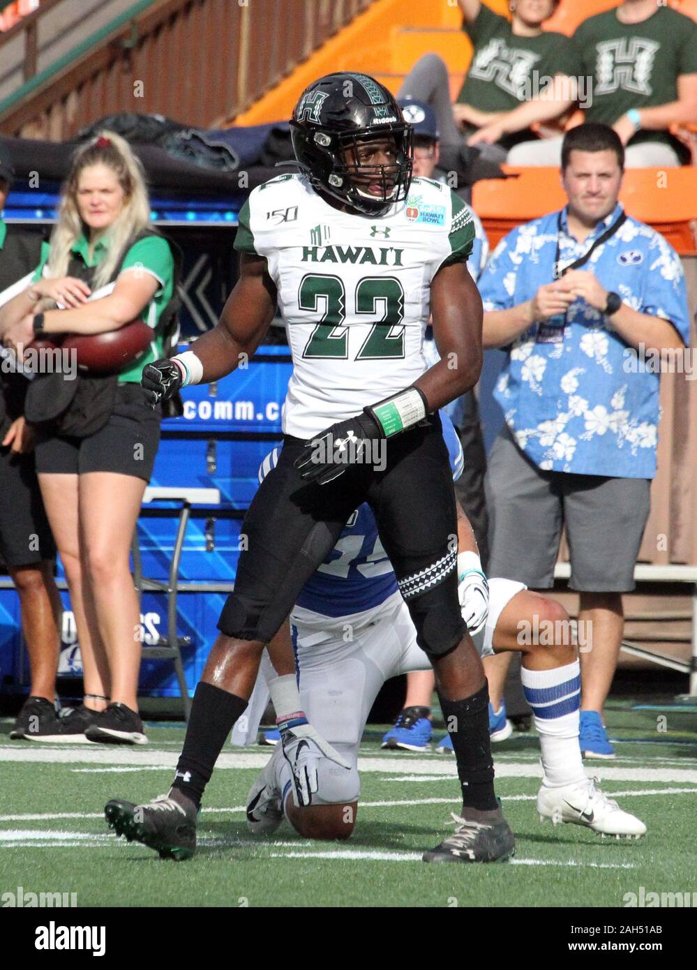 Honolulu, Hawaii, USA. Le 24 décembre, 2019. 24 décembre 2019 - Hawaii Rainbow Warriors arrière défensif Ikem Okeke (22) célèbre un passage supprimé au cours d'une partie à la SoFi Hawaii Bowl entre les Cougars de Brigham Young et de l'Indiana Rainbow Warriors au shérif Stan Center à Honolulu, HI - Michael Sullivan/CSM. Credit : Cal Sport Media/Alamy Live News Banque D'Images