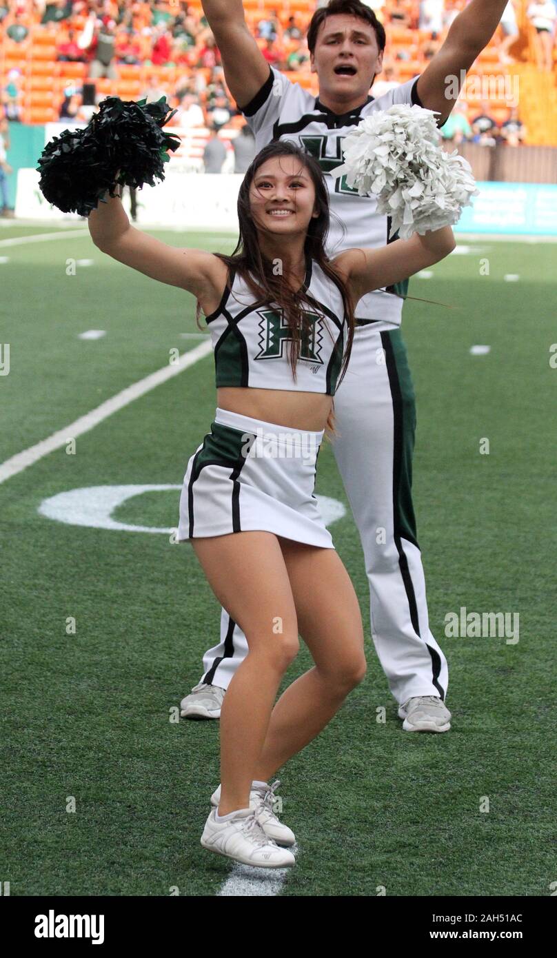 Honolulu, Hawaii, USA. Le 24 décembre, 2019. 24 décembre 2019 - Un cheerleader Hawaii au cours d'une partie à la SoFi Hawaii Bowl entre les Cougars de Brigham Young et de l'Indiana Rainbow Warriors au shérif Stan Center à Honolulu, HI - Michael Sullivan/CSM Crédit : Cal Sport Media/Alamy Live News Banque D'Images