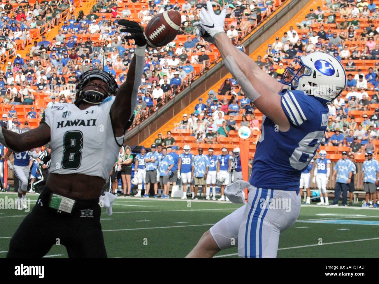 Honolulu, Hawaii, USA. Le 24 décembre, 2019. 24 décembre 2019 - Hawaii Rainbow Warriors arrière défensif Eugene Ford (8) rompt une note destinée aux Cougars de Brigham Young tight end Alema Pilimai (88) au cours d'une partie à la SoFi Hawaii Bowl entre les Cougars de Brigham Young et de l'Indiana Rainbow Warriors au shérif Stan Center à Honolulu, HI - Michael Sullivan/CSM. Credit : Cal Sport Media/Alamy Live News Banque D'Images