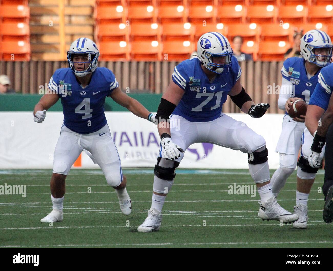 Honolulu, Hawaii, USA. Le 24 décembre, 2019. 24 décembre 2019 - les Cougars de Brigham Young d'utiliser de nouveau Lopini Katoa (4) et Brigham Young couguars offensive ligne Blake Freeland (71) col de protéger lors d'un match à la SoFi Hawaii Bowl entre les Cougars de Brigham Young et de l'Indiana Rainbow Warriors au shérif Stan Center à Honolulu, HI - Michael Sullivan/CSM. Credit : Cal Sport Media/Alamy Live News Banque D'Images