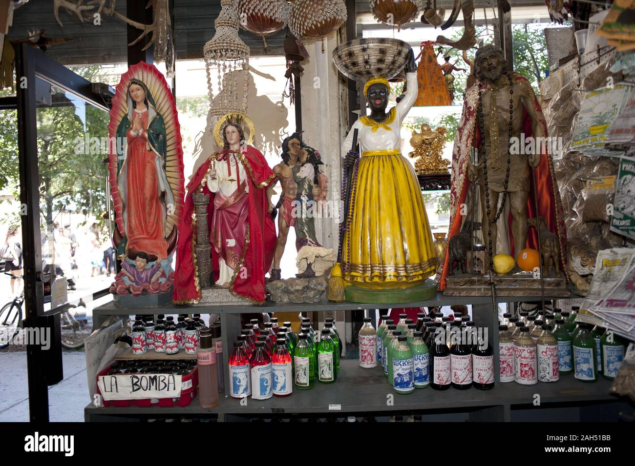 Botanica dans East Harlem à New York. Un botanica est un magasin qui vend des produits utilisés dans les pratiques spirituelles comme la Santeria, macumba, Abakua, etc. Ils als Banque D'Images