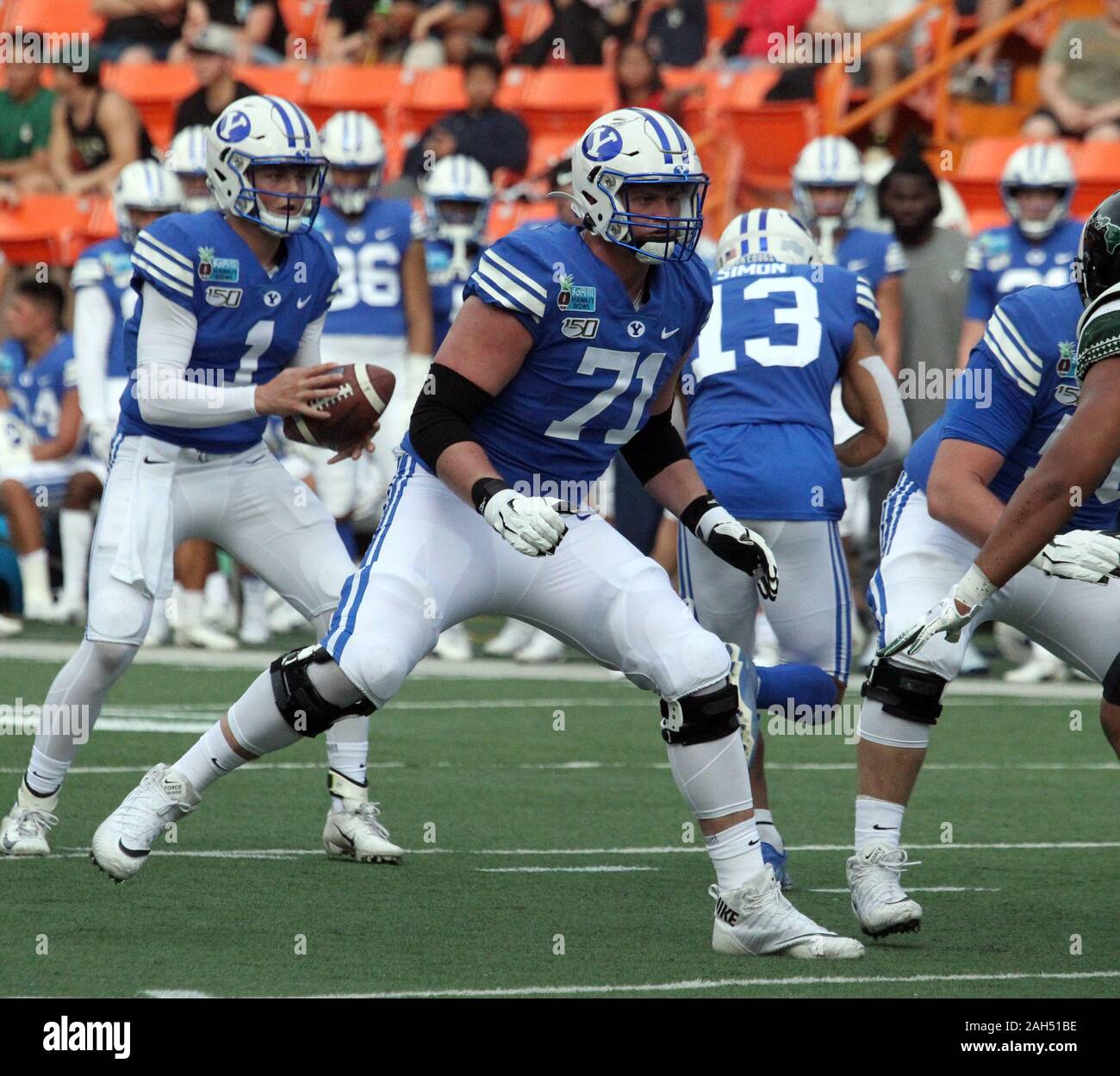 Honolulu, Hawaii, USA. Le 24 décembre, 2019. 24 décembre 2019 - les Cougars de Brigham Young offensive ligne Blake Freeland (71) assure la protection au cours d'un match à la SoFi Hawaii Bowl entre les Cougars de Brigham Young et de l'Indiana Rainbow Warriors au shérif Stan Center à Honolulu, HI - Michael Sullivan/CSM. Credit : Cal Sport Media/Alamy Live News Banque D'Images
