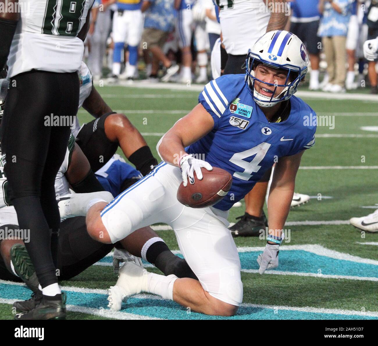 Honolulu, Hawaii, USA. Le 24 décembre, 2019. 24 décembre 2019 - les Cougars de Brigham Young d'utiliser de nouveau Lopini Katoa (4) marqué sur un touchdown court sur une jambe lors d'un match à la SoFi Hawaii Bowl entre les Cougars de Brigham Young et de l'Indiana Rainbow Warriors au shérif Stan Center à Honolulu, HI - Michael Sullivan/CSM. Credit : Cal Sport Media/Alamy Live News Banque D'Images