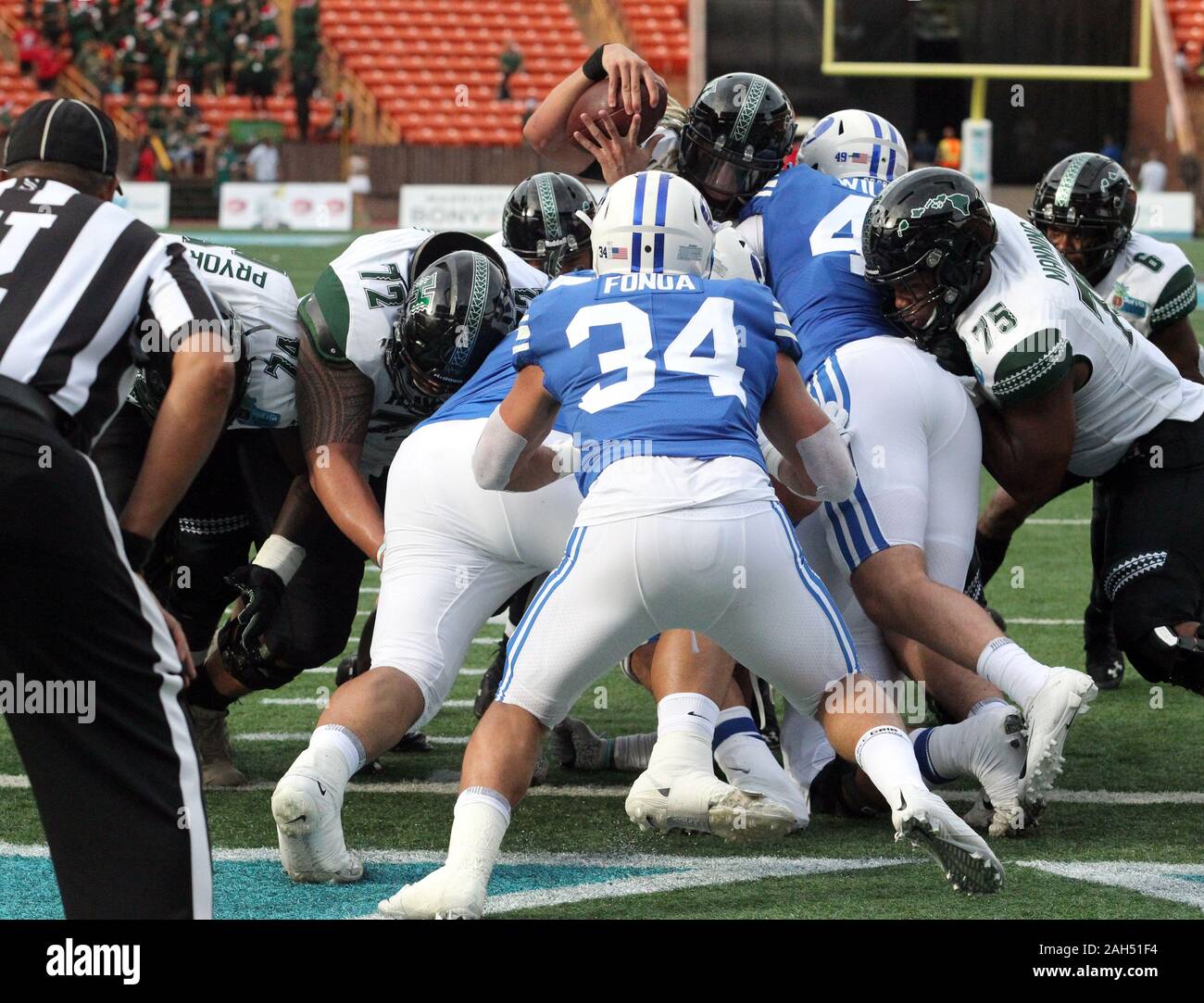 Honolulu, Hawaii, USA. Le 24 décembre, 2019. 24 décembre 2019 - Hawaii Rainbow Warriors quarterback Cole McDonald (13) se jette sur la ligne de but pour un touché au cours d'une partie à la SoFi Hawaii Bowl entre les Cougars de Brigham Young et de l'Indiana Rainbow Warriors au shérif Stan Center à Honolulu, HI - Michael Sullivan/CSM. Credit : Cal Sport Media/Alamy Live News Banque D'Images