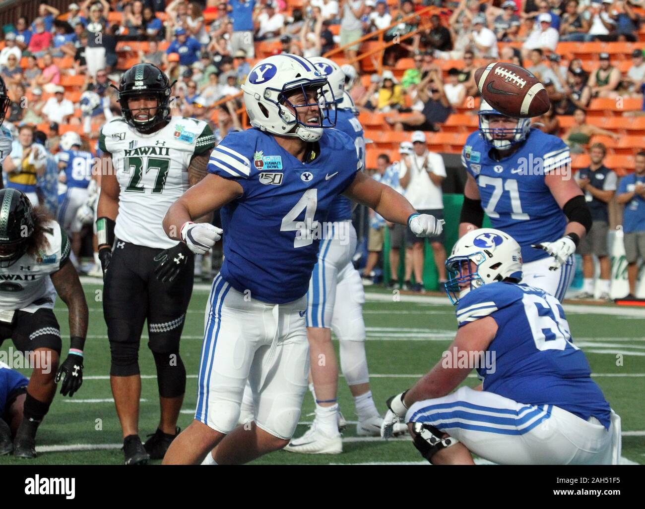 Honolulu, Hawaii, USA. Le 24 décembre, 2019. 24 décembre 2019 - les Cougars de Brigham Young d'utiliser de nouveau Lopini Katoa (4) célèbre comme il a marqué sur un touchdown court sur une jambe lors d'un match à la SoFi Hawaii Bowl entre les Cougars de Brigham Young et de l'Indiana Rainbow Warriors au shérif Stan Center à Honolulu, HI - Michael Sullivan/CSM Crédit : Cal Sport Media/Alamy Live News Banque D'Images