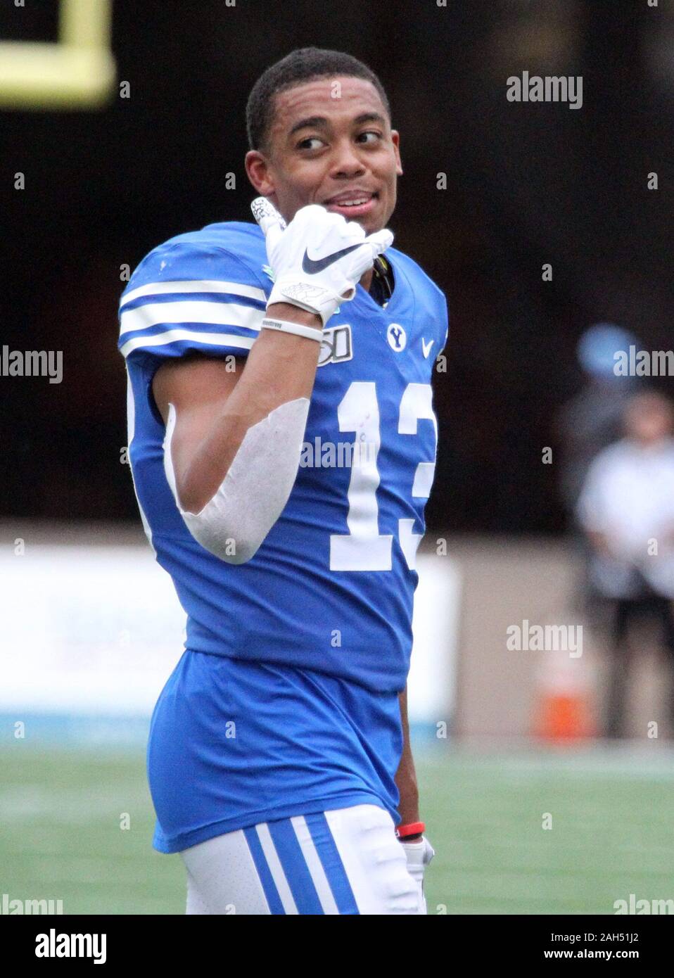 Honolulu, Hawaii, USA. Le 24 décembre, 2019. 24 décembre 2019 - les Cougars de Brigham Young le receveur Micah Simon (13) motions sur les arbitres de l'examen d'un jouer pendant un match à la SoFi Hawaii Bowl entre les Cougars de Brigham Young et de l'Indiana Rainbow Warriors au shérif Stan Center à Honolulu, HI - Michael Sullivan/CSM. Credit : Cal Sport Media/Alamy Live News Banque D'Images