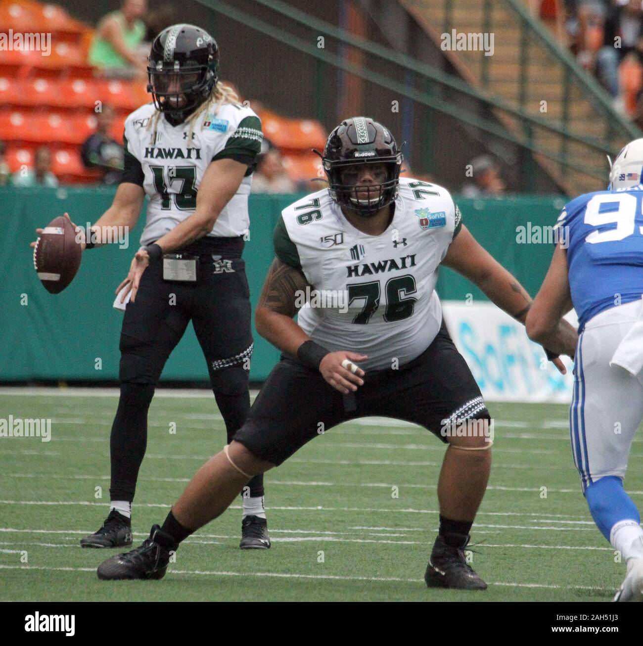 Honolulu, Hawaii, USA. Le 24 décembre, 2019. 24 décembre 2019 - Hawaii Rainbow Warriors offensive ligne Michael Eletise (76) fournit la protection passe au cours d'une partie à la SoFi Hawaii Bowl entre les Cougars de Brigham Young et de l'Indiana Rainbow Warriors au shérif Stan Center à Honolulu, HI - Michael Sullivan/CSM. Credit : Cal Sport Media/Alamy Live News Banque D'Images