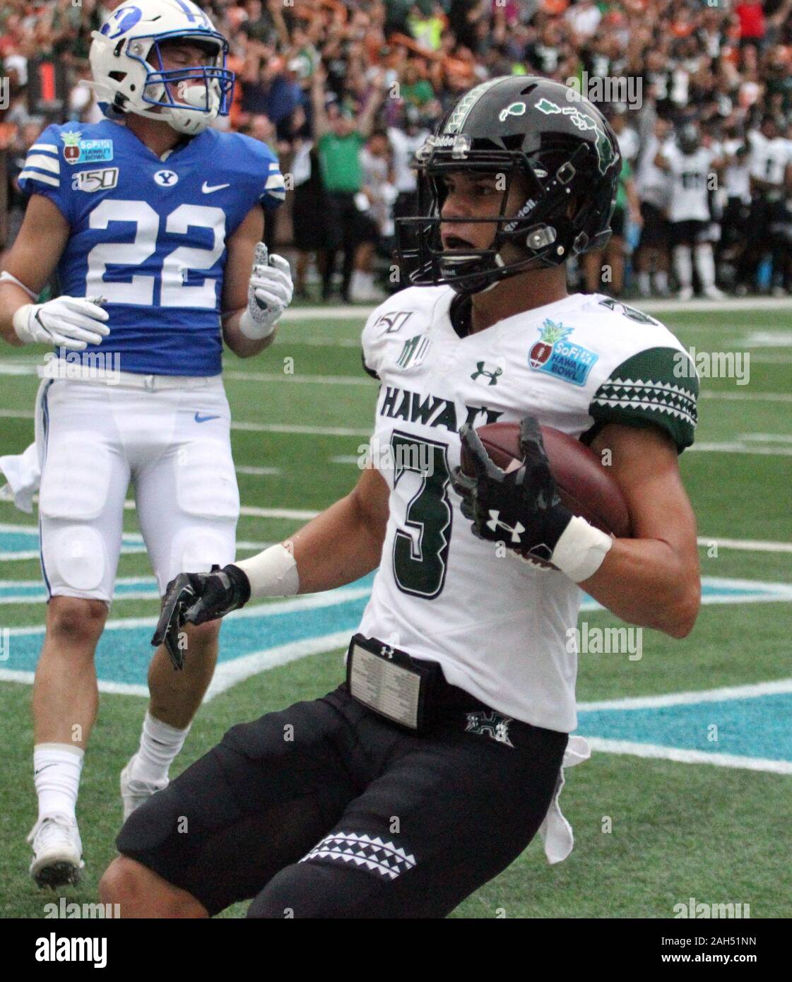 Honolulu, Hawaii, USA. Le 24 décembre, 2019. 24 décembre 2019 - Hawaii Rainbow Warriors wide receiver Jason-Matthew Sharsh (3) marque un touchdown lors d'un match à la SoFi Hawaii Bowl entre les Cougars de Brigham Young et de l'Indiana Rainbow Warriors au shérif Stan Center à Honolulu, HI - Michael Sullivan/CSM. Credit : Cal Sport Media/Alamy Live News Banque D'Images