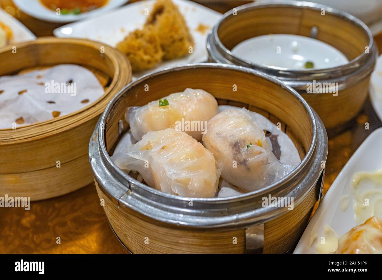 Farcies à la vapeur boulettes de crevettes au restaurant dimsum chinois Banque D'Images