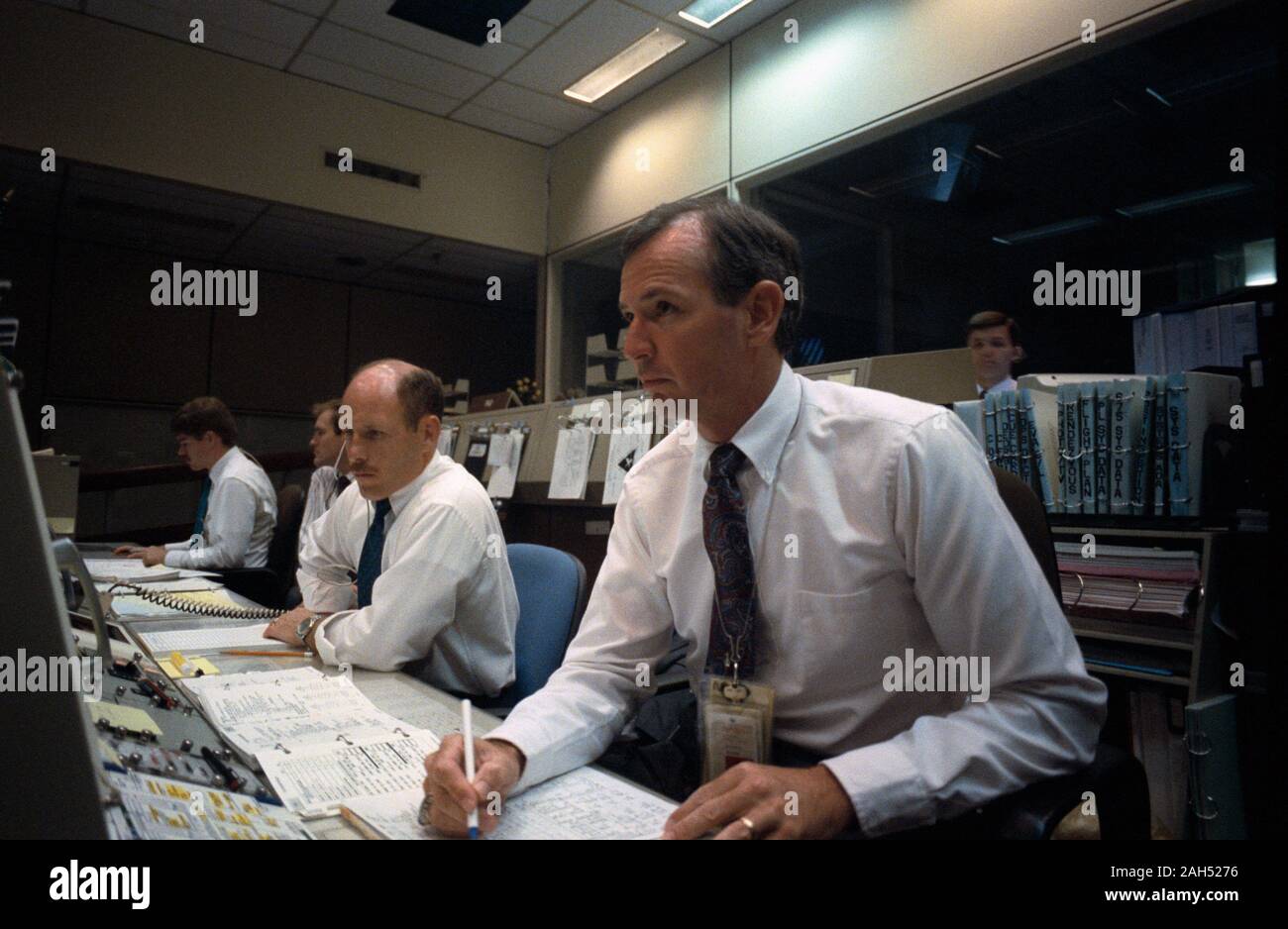 (28 avril 1991)--- deux engins de la communication à l'écran de la console CAPCOM l'ascension de la navette spatiale Discovery. Ils sont des astronautes Kenneth D. Bowersox (à gauche) et Brian Duffy. Lancement a eu lieu à 6 h 33, heure du centre, le 28 avril 1991. La scène est dans le deuxième étage de la salle de commande de vol (RTCE) du Centre spatial Johnson's Mission Control Center (MCC). Banque D'Images