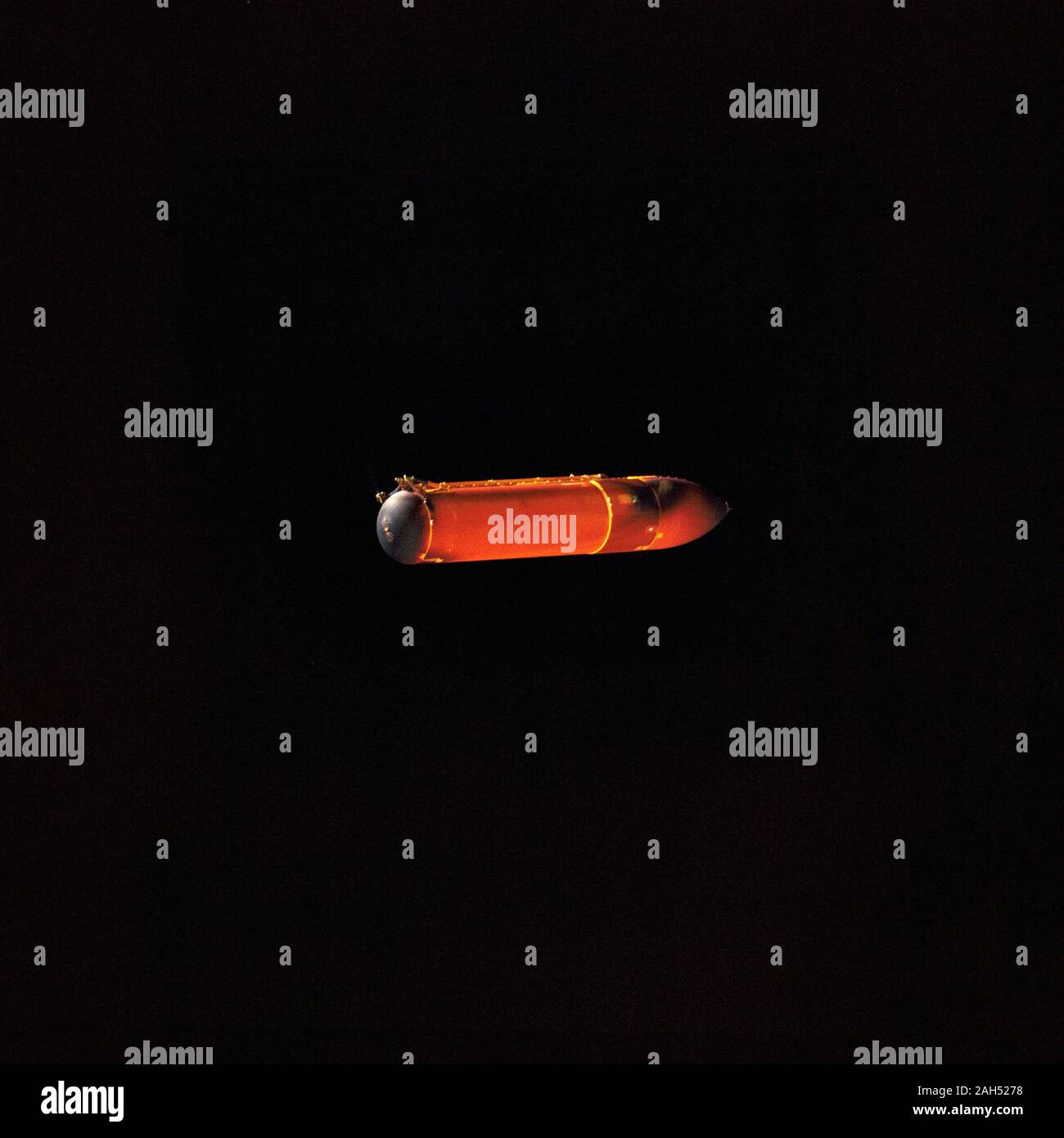 (24 mars 1992) --- Ce 70mm photo du réservoir de carburant externe (ET) pour la mission STS-45 a été photographié 4 1/2 minutes après avoir été larguée à partir de la navette spatiale Atlantis. Banque D'Images