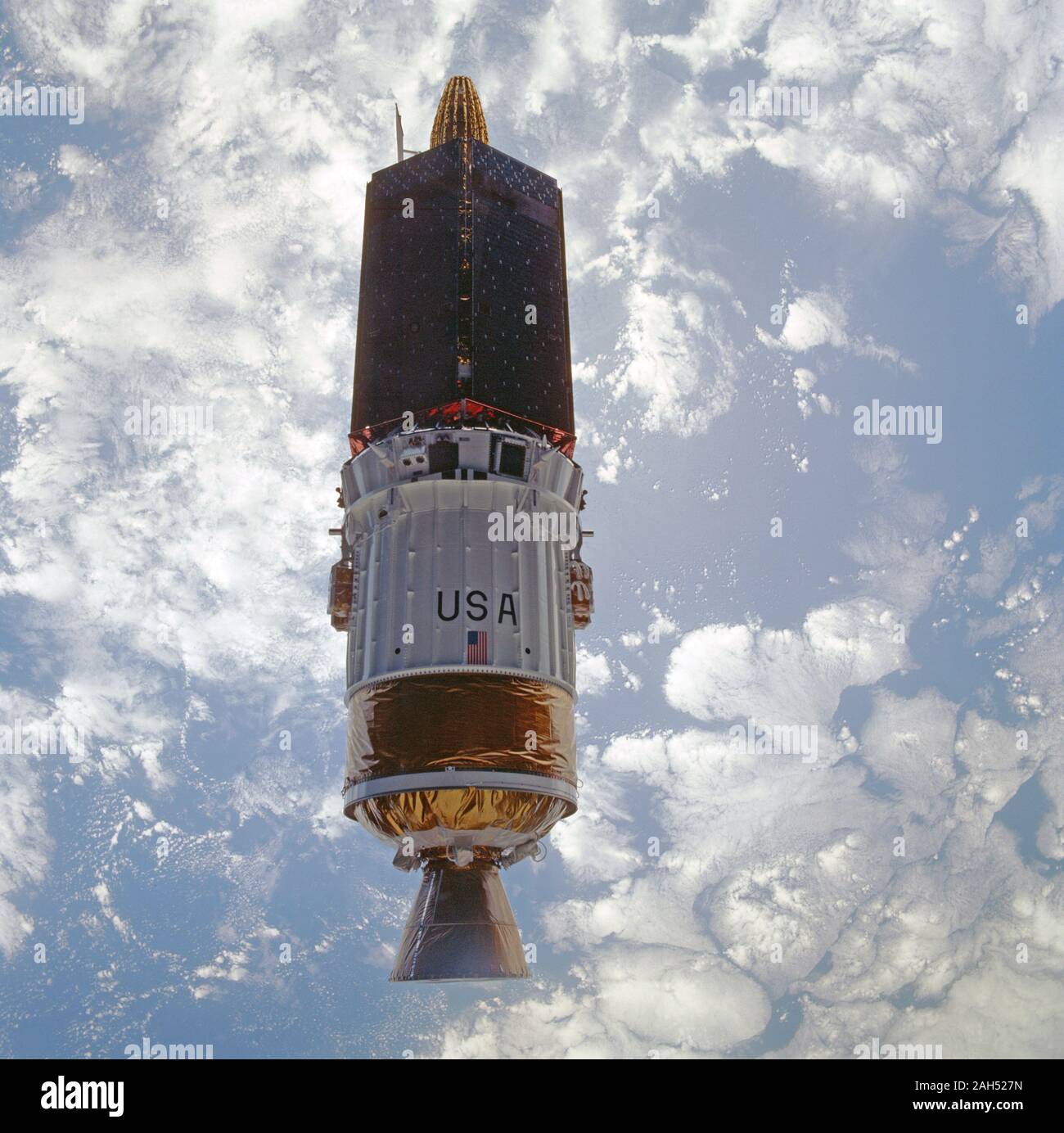 (2 août 1991) --- Le Tracking and Data Relay Satellite (TDRS-E), est considéré presque comme une silhouette dans cette image de 70 mm. La SRDT a été capturé sur le film qu'il s'est éloigné de l'Atlantis en orbite autour de la terre à peine six heures après la navette a été lancée à partir de 39A au Centre spatial Kennedy, en Floride. Banque D'Images