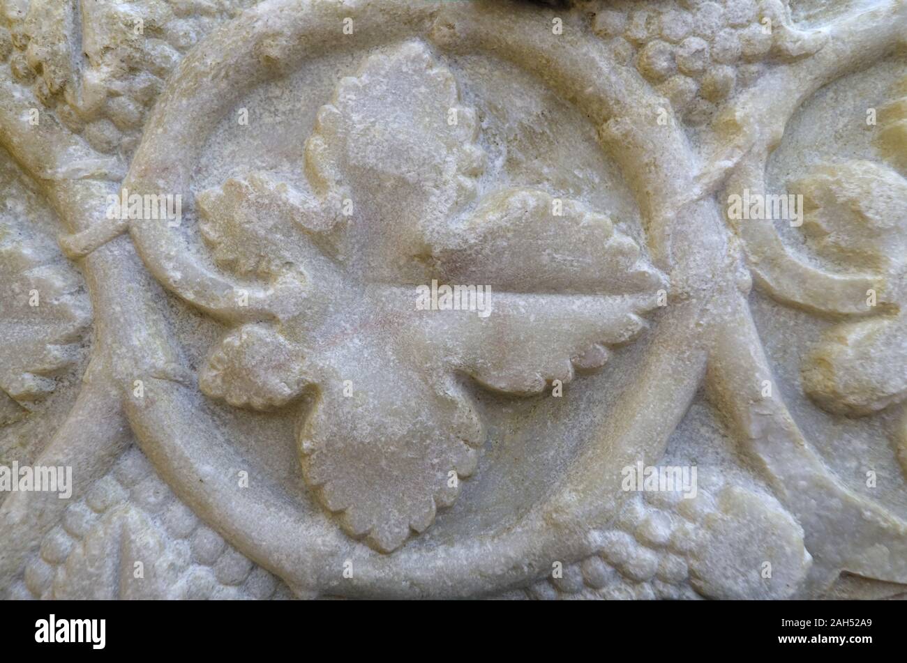 Sculpture en marbre romain avec des plantes et des vignes motif Banque D'Images