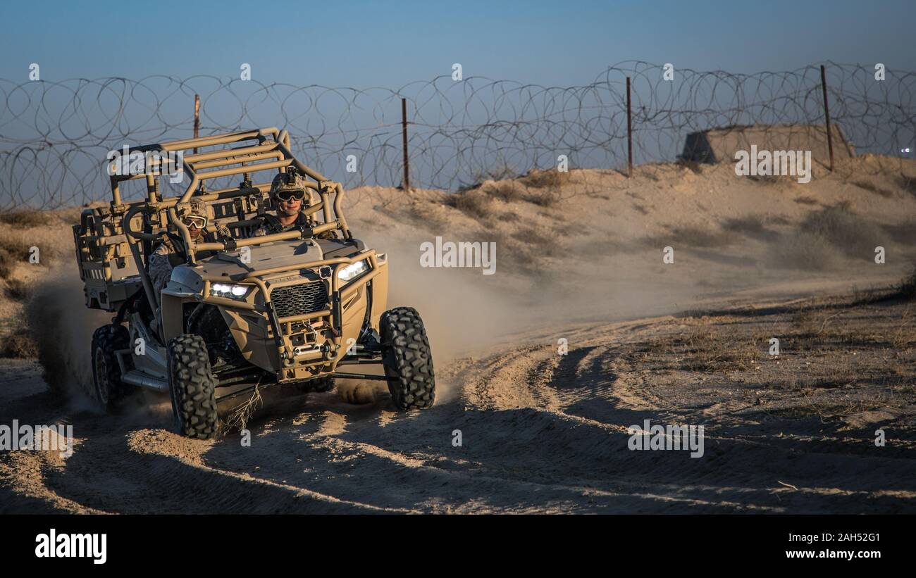 Les Marines américains avec 2e Bataillon, 7e Marines, affecté à l'objectif spécial air-sol marin - Groupe de travail - Intervention en cas de crise Central Command (SPMAGTF-CR-CC) 19.2, conduire un véhicule utilitaire (UTV) Tâche lors d'un cours de conduite de véhicule tactique au Koweït, 21 Décembre, 2019. Le SPMAGTF-CR-CC est une force de réaction rapide, prêt à déployer une gamme de possibilités dans la région. (U.S. Marine Corps photo par le Sgt. Branden J. Bourque) Banque D'Images