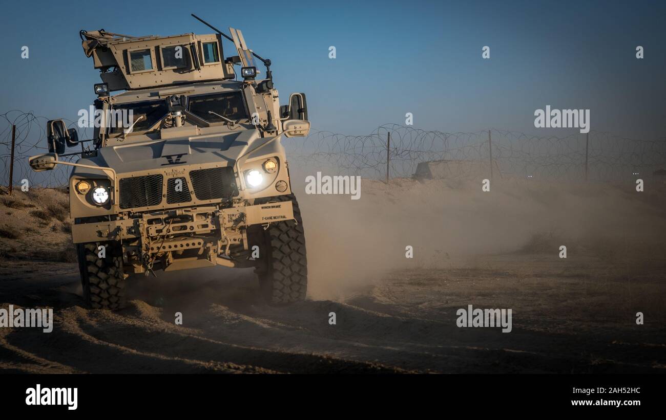 Un U.S. Marine avec 2e Bataillon, 7e Marines, affecté à l'objectif spécial air-sol marin - Groupe de travail - Intervention en cas de crise Central Command (SPMAGTF-CR-CC) 19.2, une mine d'entraînement et les embuscades sur les véhicules protégés (M-ATV) pendant un cours de conduite de véhicule tactique au Koweït, 21 Décembre, 2019. Le SPMAGTF-CR-CC est une force de réaction rapide, prêt à déployer une gamme de possibilités dans la région. (U.S. Marine Corps photo par le Sgt. Branden J. Bourque) Banque D'Images