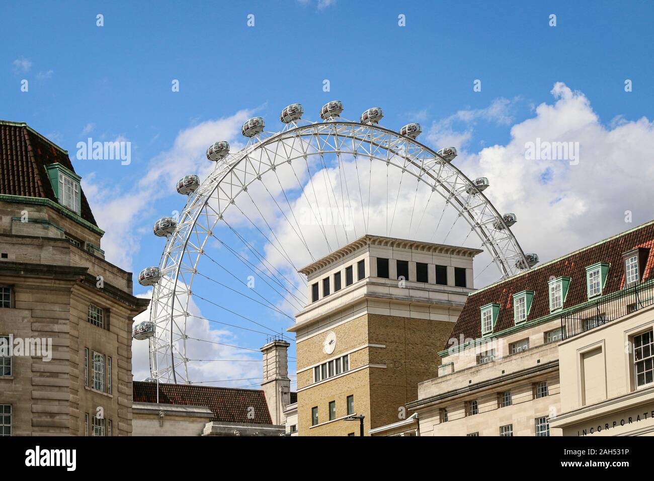 London's Millennium Wheel (le London Eye) vue depuis la route de New York. Banque D'Images