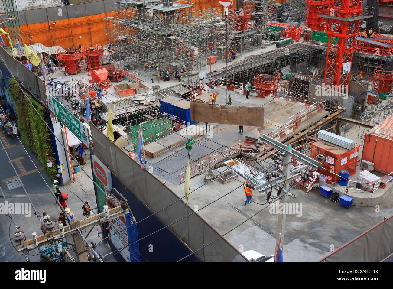 Bangkok, Thaïlande - le 23 décembre 2019 Gros plan : grande feuille d'acier d'un figuier des grues à tour par niveau alors que les travailleurs debout autour Banque D'Images