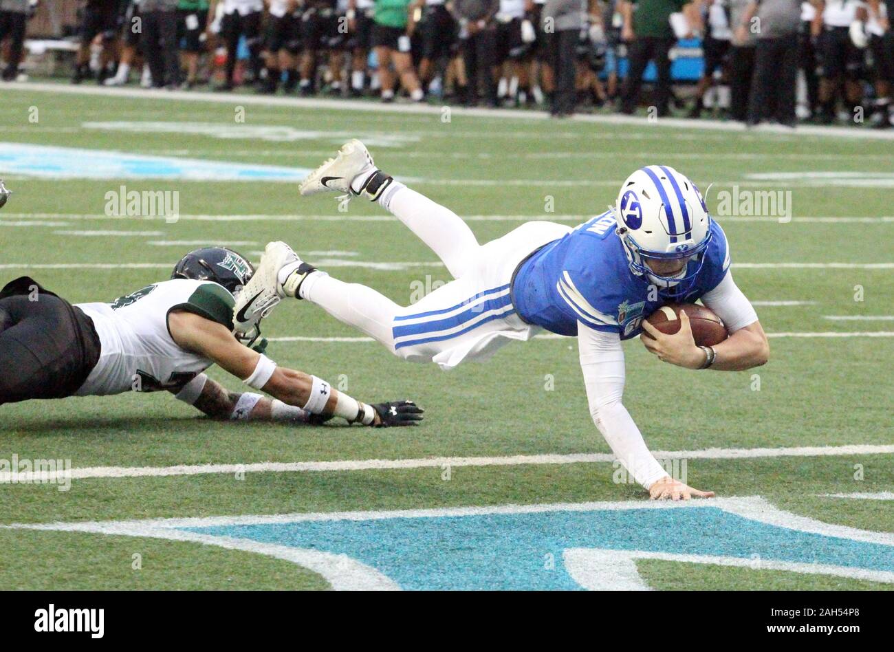 Honolulu, Hawaii, USA. Le 24 décembre, 2019. 24 décembre 2019 - le quart-arrière des Cougars Brigham Young Zach Wilson (1) plongées dans pour un troisième trimestre au cours d'un jeu de toucher à la SoFi Hawaii Bowl entre les Cougars de Brigham Young et de l'Indiana Rainbow Warriors au shérif Stan Center à Honolulu, HI - Michael Sullivan/CSM. Credit : Cal Sport Media/Alamy Live News Banque D'Images
