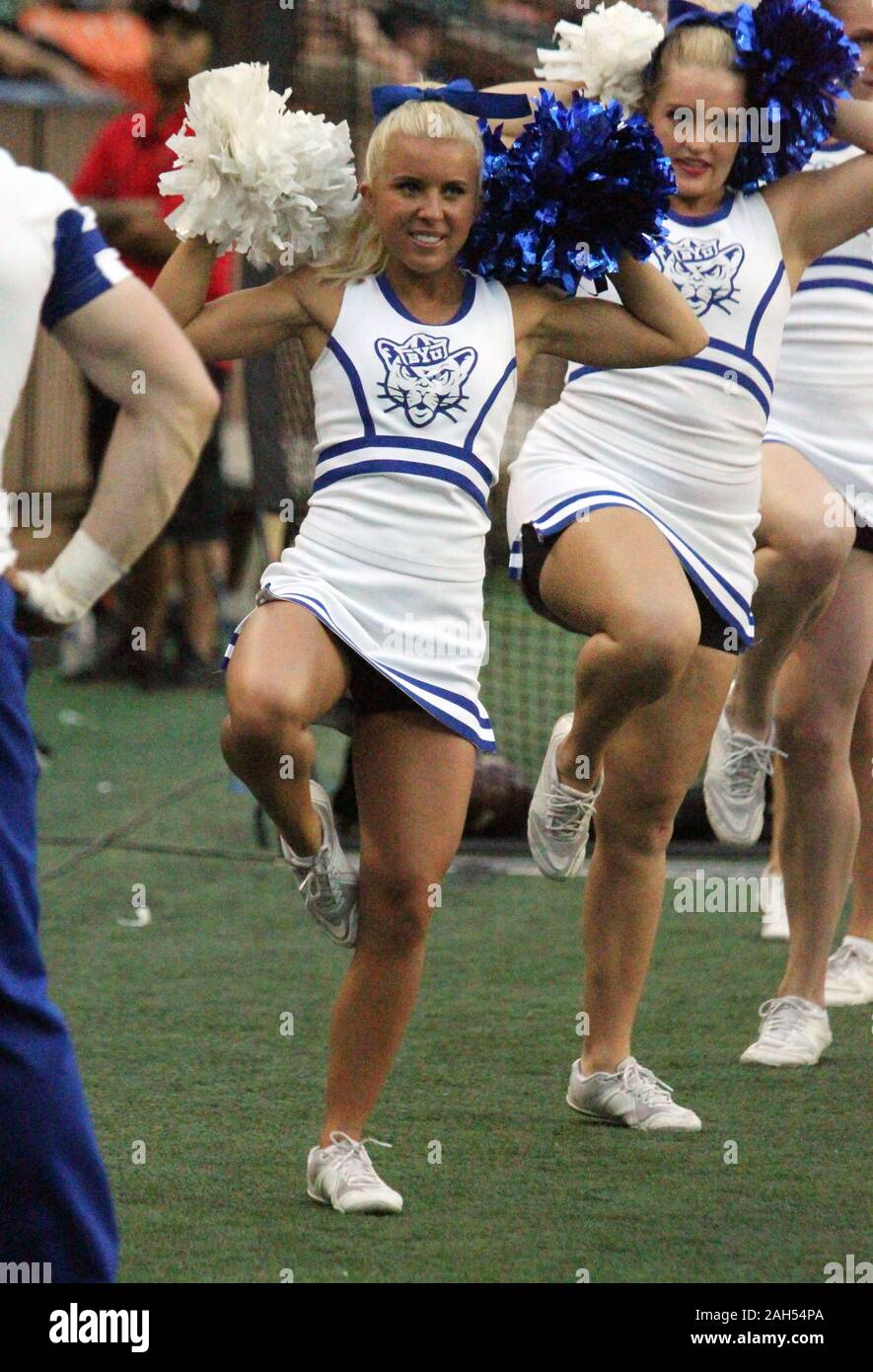 Honolulu, Hawaii, USA. Le 24 décembre, 2019. 24 décembre 2019 - BYU cheerleader effectue au cours d'une partie à la SoFi Hawaii Bowl entre les Cougars de Brigham Young et de l'Indiana Rainbow Warriors au shérif Stan Center à Honolulu, HI - Michael Sullivan/CSM. Credit : Cal Sport Media/Alamy Live News Banque D'Images