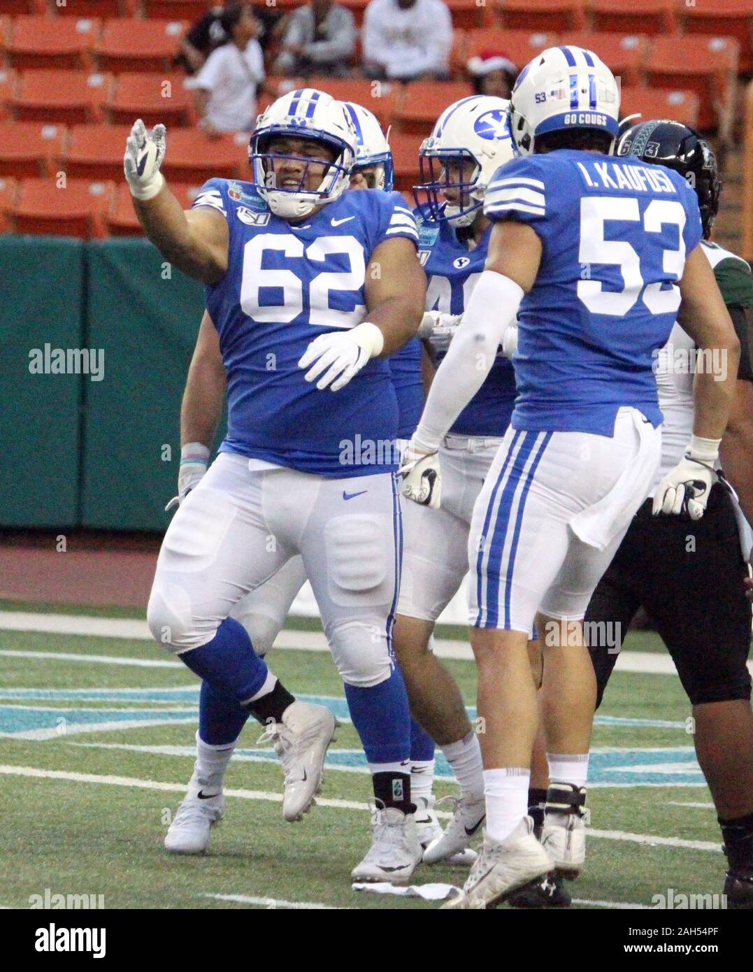 Honolulu, Hawaii, USA. Le 24 décembre, 2019. 24 décembre 2019 - Le joueur de ligne défensive Cougars Brigham Young Atunaisa Mahe (62) célèbre un grand arrêt défensif pendant un match à la SoFi Hawaii Bowl entre les Cougars de Brigham Young et de l'Indiana Rainbow Warriors au shérif Stan Center à Honolulu, HI - Michael Sullivan/CSM. Credit : Cal Sport Media/Alamy Live News Banque D'Images