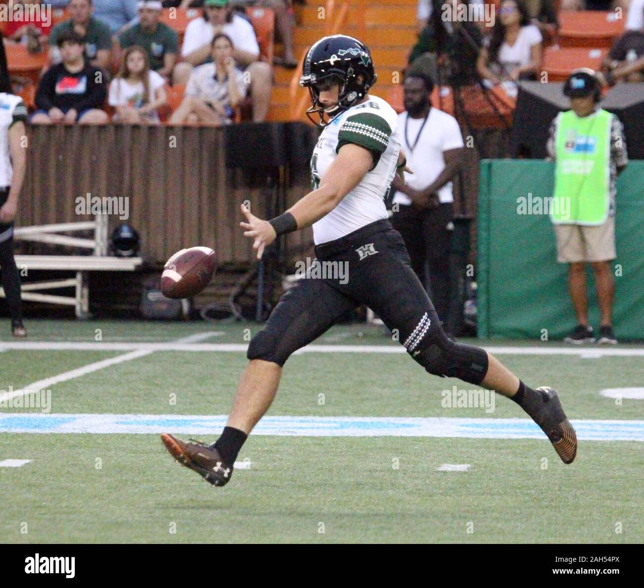 Honolulu, Hawaii, USA. Le 24 décembre, 2019. 24 décembre 2019 - Hawaii Rainbow Warriors punter Ben Scruton (36) plates la balle lors d'un match à la SoFi Hawaii Bowl entre les Cougars de Brigham Young et de l'Indiana Rainbow Warriors au shérif Stan Center à Honolulu, HI - Michael Sullivan/CSM. Credit : Cal Sport Media/Alamy Live News Banque D'Images