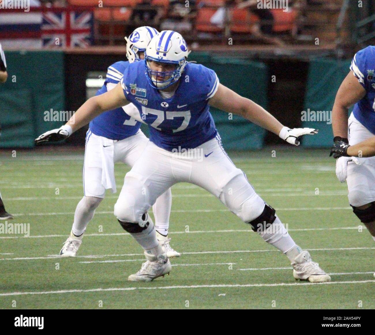 Honolulu, Hawaii, USA. Le 24 décembre, 2019. 24 décembre 2019 - les Cougars de Brigham Young offensive ligne Chandon Hareng (77) col protège pendant un match à la SoFi Hawaii Bowl entre les Cougars de Brigham Young et de l'Indiana Rainbow Warriors au shérif Stan Center à Honolulu, HI - Michael Sullivan/CSM. Credit : Cal Sport Media/Alamy Live News Banque D'Images