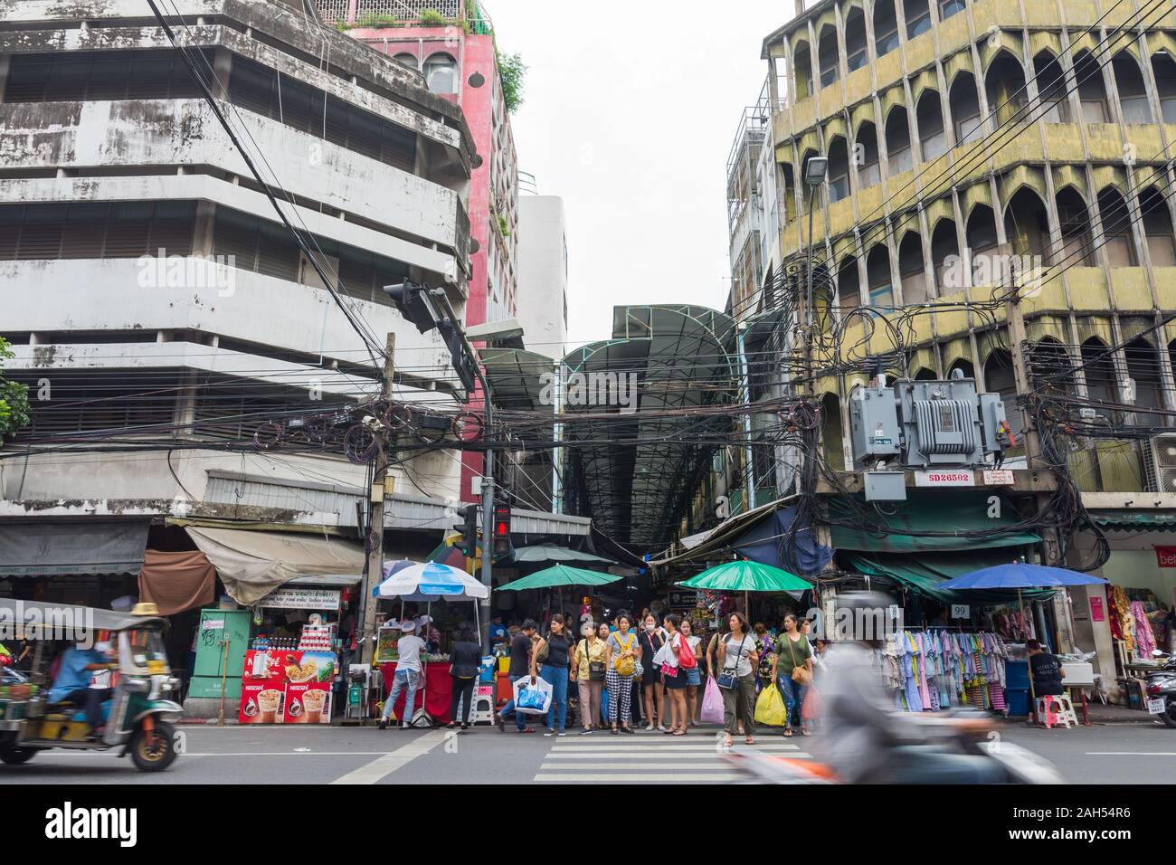 Bangkok, Thaïlande - octobre 30,2019 : la vie de la rue pittoresque vue dans Chinatown Bangkok qui est situé à Yaowarat Road. Banque D'Images