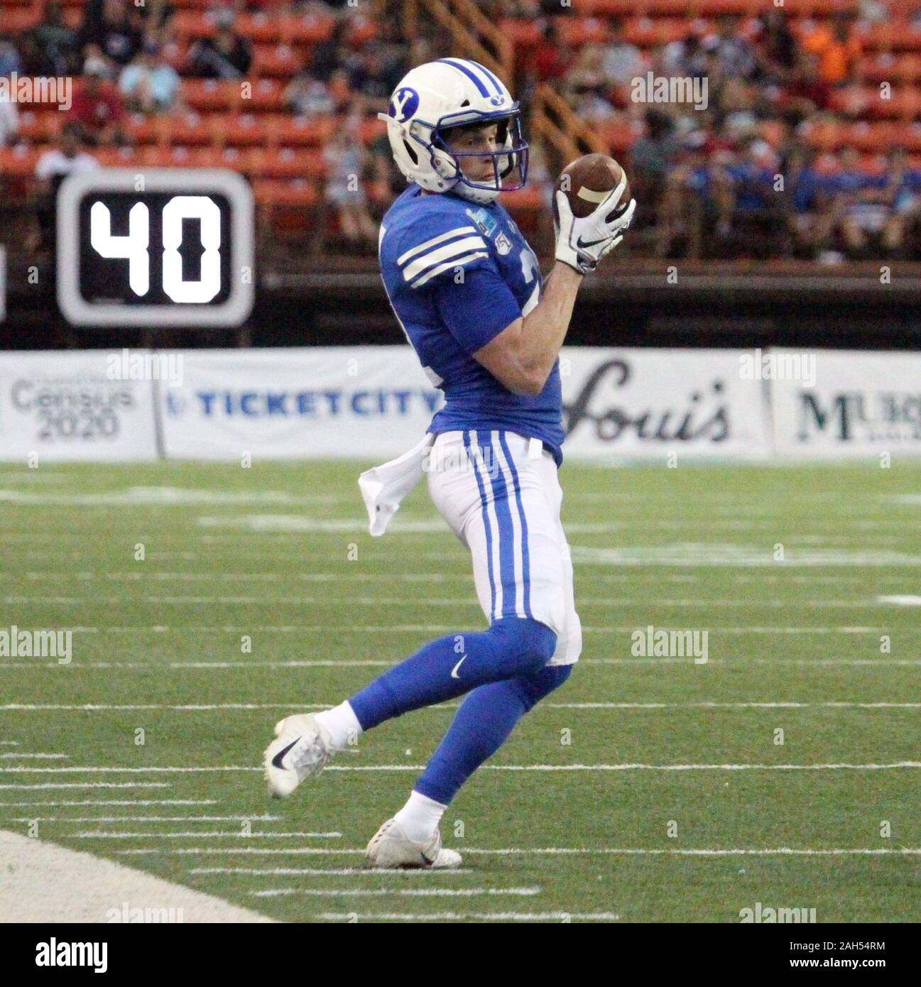 Honolulu, Hawaii, USA. Le 24 décembre, 2019. 24 décembre 2019 - les Cougars de Brigham Young récepteur large talon Shumway (21) fait une prise au cours d'une partie à la SoFi Hawaii Bowl entre les Cougars de Brigham Young et de l'Indiana Rainbow Warriors au shérif Stan Center à Honolulu, HI - Michael Sullivan/CSM. Credit : Cal Sport Media/Alamy Live News Banque D'Images