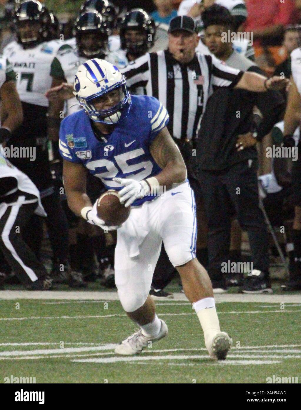 Honolulu, Hawaii, USA. Le 24 décembre, 2019. 24 décembre 2019 - les Cougars de Brigham Young de secondeur Tyler Allgeier (25) célèbre une première vers le bas pendant un match à la SoFi Hawaii Bowl entre les Cougars de Brigham Young et de l'Indiana Rainbow Warriors au shérif Stan Center à Honolulu, HI - Michael Sullivan/CSM. Credit : Cal Sport Media/Alamy Live News Banque D'Images