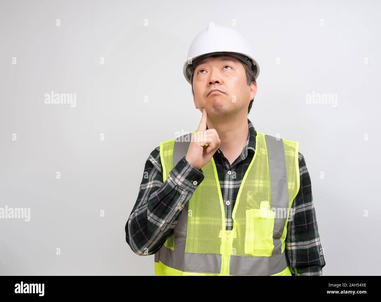 Un travailleur asiatique d'âge moyen qui pense sérieusement à quelque chose. Banque D'Images