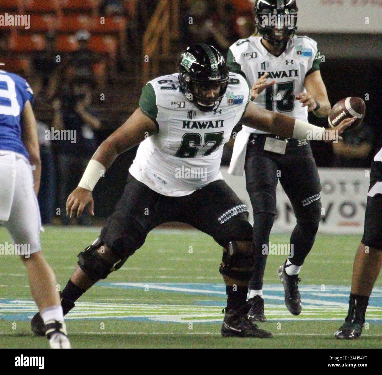Honolulu, Hawaii, USA. Le 24 décembre, 2019. 24 décembre 2019 - Hawaii Rainbow Warriors offensive ligne Bubba Wa'a (67) col de protection pendant un match à la SoFi Hawaii Bowl entre les Cougars de Brigham Young et de l'Indiana Rainbow Warriors au shérif Stan Center à Honolulu, HI - Michael Sullivan/CSM. Credit : Cal Sport Media/Alamy Live News Banque D'Images