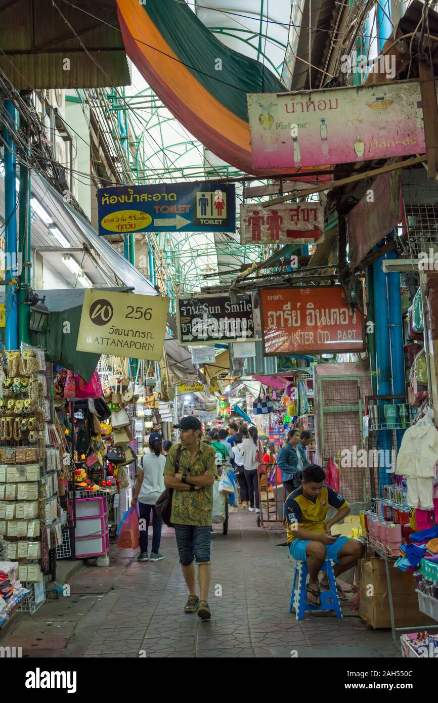 Bangkok, Thaïlande - octobre 30,2019 : la vie de la rue pittoresque vue dans Chinatown Bangkok qui est situé à Yaowarat Road. Banque D'Images