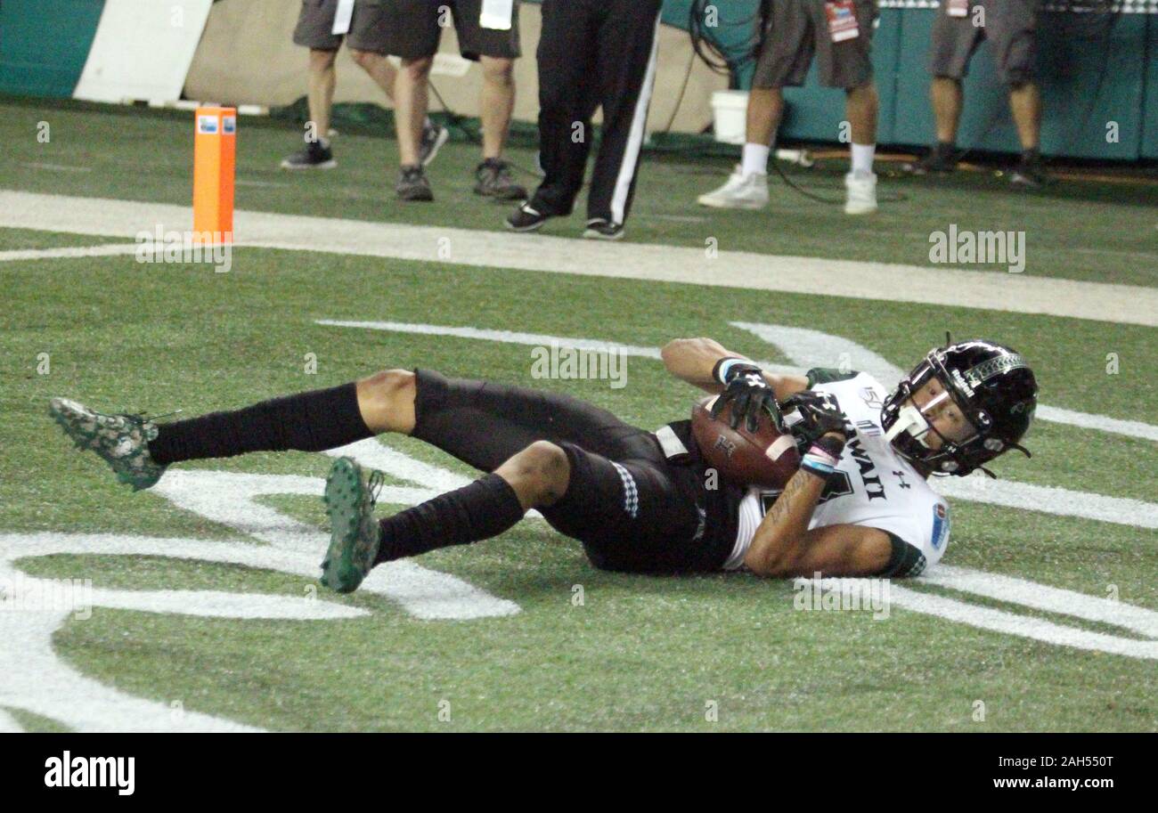 Honolulu, Hawaii, USA. Le 24 décembre, 2019. 24 décembre 2019 - Hawaii Rainbow Warriors wide receiver Nick Mardner (84) Tenez-vous bien pour le jeu winning touchdown catch au cours d'une partie à la SoFi Hawaii Bowl entre les Cougars de Brigham Young et de l'Indiana Rainbow Warriors au shérif Stan Center à Honolulu, HI - Michael Sullivan/CSM. Credit : Cal Sport Media/Alamy Live News Banque D'Images