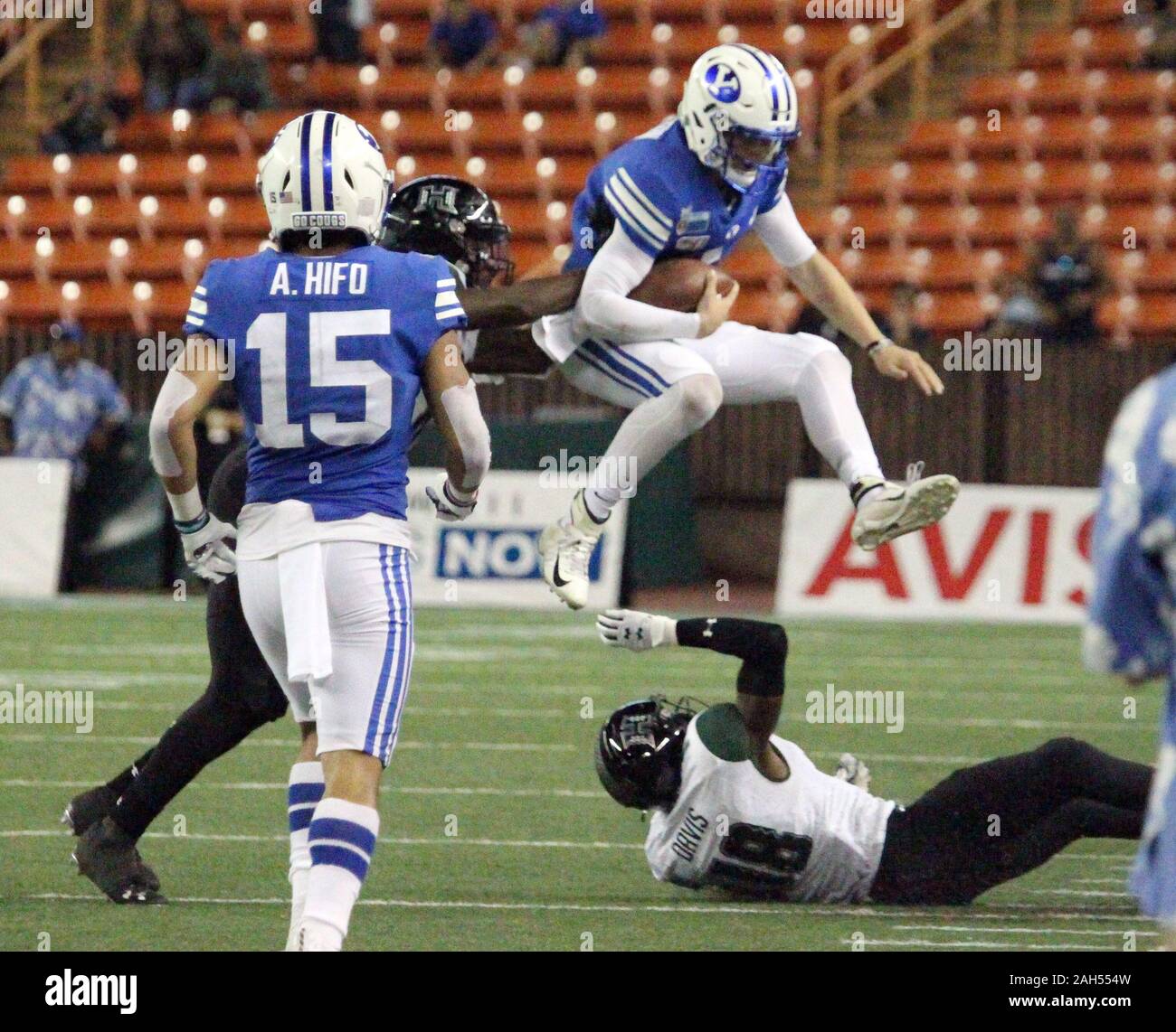 Honolulu, Hawaii, USA. Le 24 décembre, 2019. 24 décembre 2019 - le quart-arrière des Cougars Brigham Young Zach Wilson (1) saute sur Hawaii Rainbow Warriors arrière défensif Cortez Davis (18) au cours d'une partie à la SoFi Hawaii Bowl entre les Cougars de Brigham Young et de l'Indiana Rainbow Warriors au shérif Stan Center à Honolulu, HI - Michael Sullivan/CSM. Credit : Cal Sport Media/Alamy Live News Banque D'Images