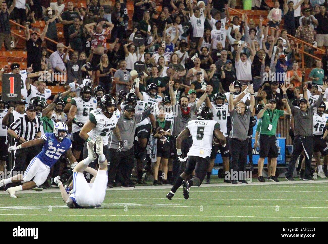 Honolulu, Hawaii, USA. Le 24 décembre, 2019. 24 décembre 2019 - Hawaii Rainbow Warriors arrière défensif Khoury Bethley (5) les phoques le jeu avec une interception tardive au cours d'une partie à la SoFi Hawaii Bowl entre les Cougars de Brigham Young et de l'Indiana Rainbow Warriors au shérif Stan Center à Honolulu, HI - Michael Sullivan/CSM. Credit : Cal Sport Media/Alamy Live News Banque D'Images