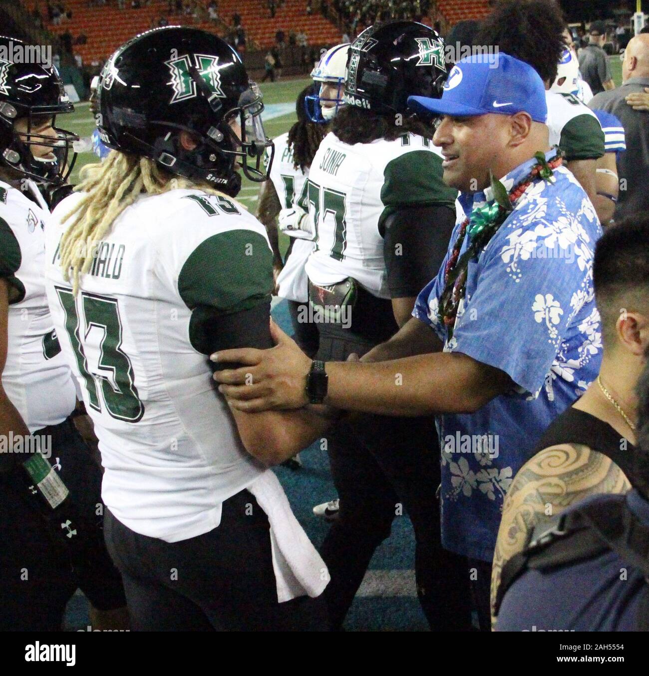 Honolulu, Hawaii, USA. Le 24 décembre, 2019. 24 décembre 2019 - L'entraîneur-chef des Cougars Brigham Young Kalani Sitake félicite Hawaii Rainbow Warriors quarterback Cole McDonald (13) après le jeu à la SoFi Hawaii Bowl entre les Cougars de Brigham Young et de l'Indiana Rainbow Warriors au shérif Stan Center à Honolulu, HI - Michael Sullivan/CSM. Credit : Cal Sport Media/Alamy Live News Banque D'Images