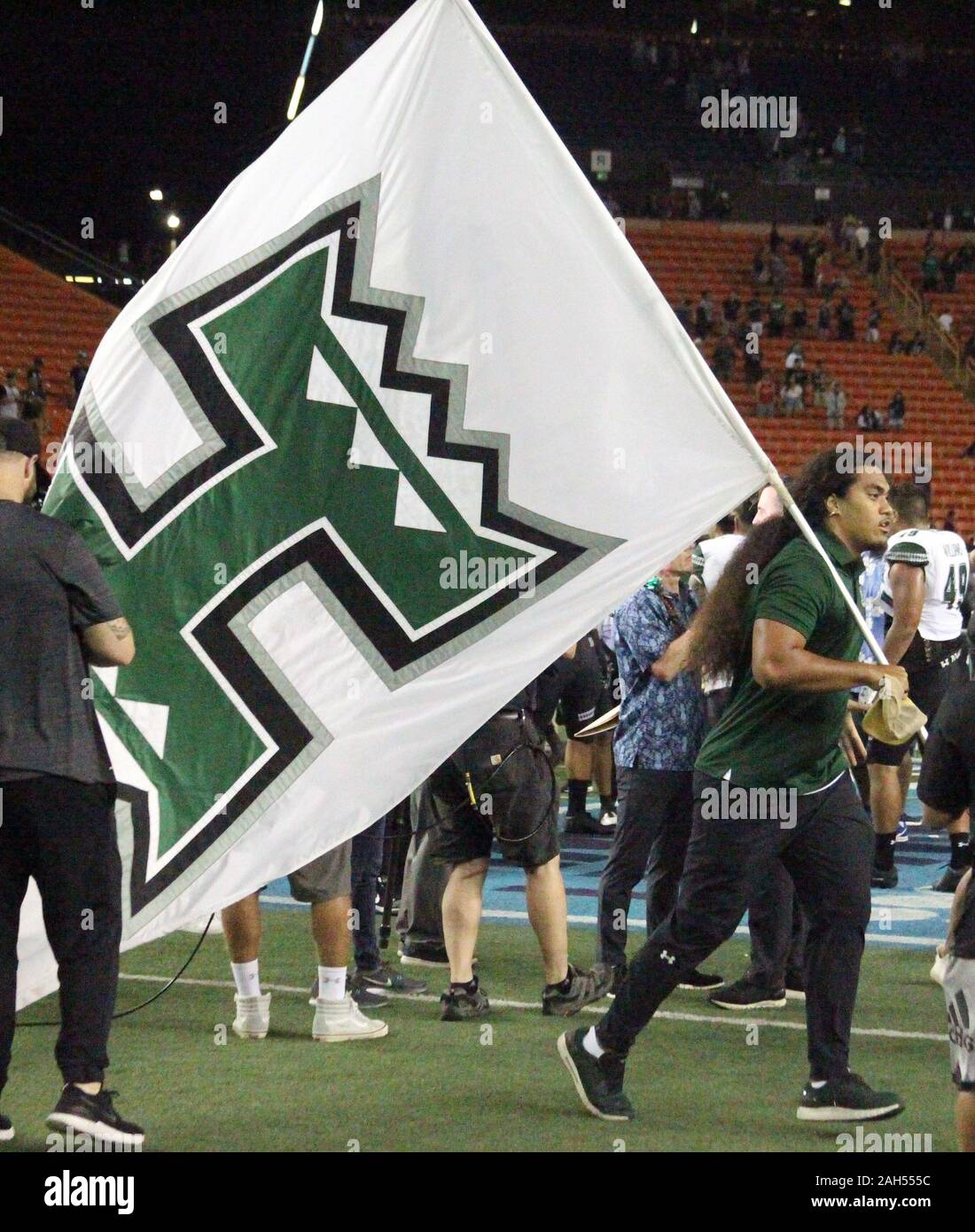 Honolulu, Hawaii, USA. Le 24 décembre, 2019. 24 décembre 2019 - Hawaii Rainbow Warriors linebacker Penei Pavihi (1) célèbre une victoire 38-34 après match à la SoFi Hawaii Bowl entre les Cougars de Brigham Young et de l'Indiana Rainbow Warriors au shérif Stan Center à Honolulu, HI - Michael Sullivan/CSM. Credit : Cal Sport Media/Alamy Live News Banque D'Images