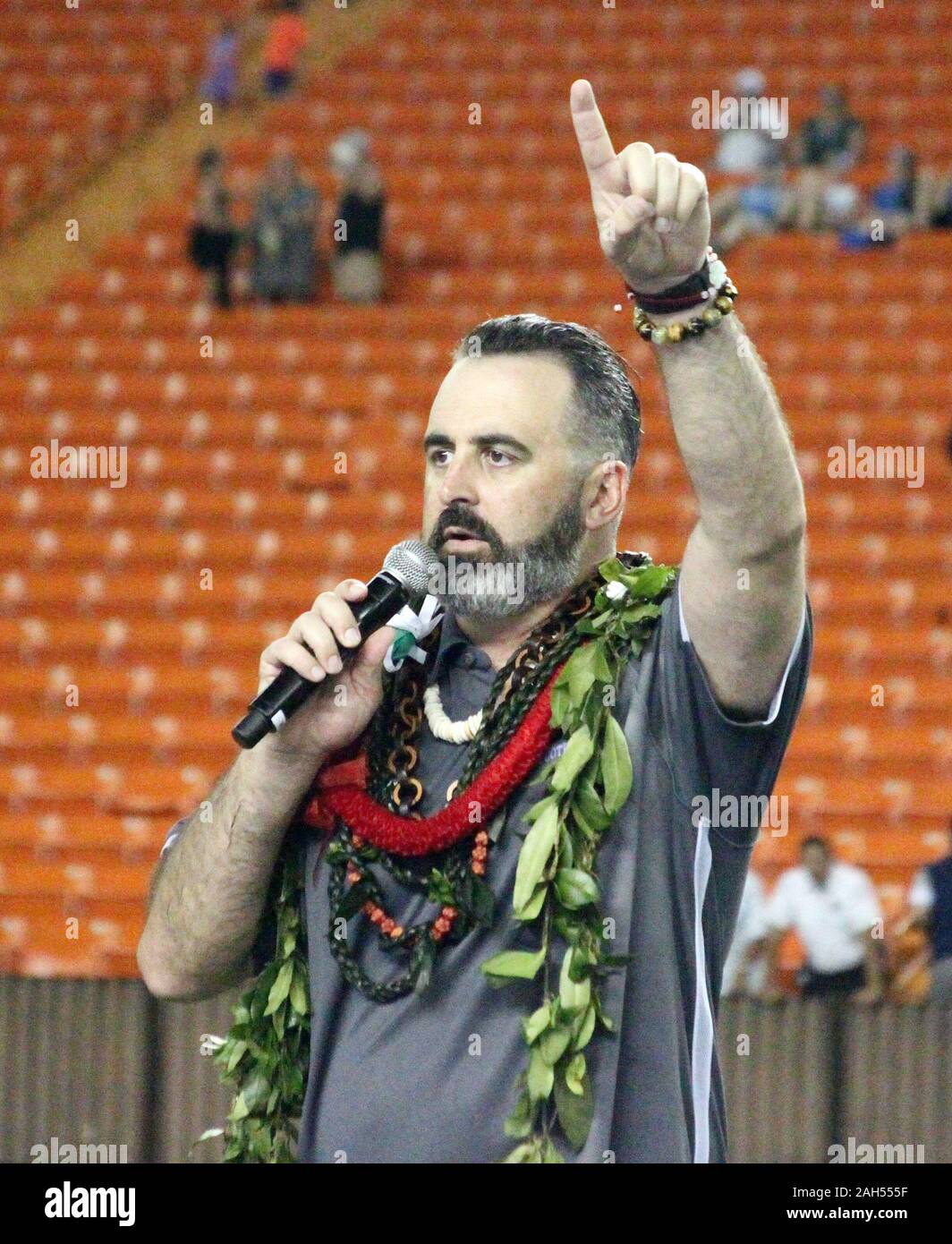 Honolulu, Hawaii, USA. Le 24 décembre, 2019. 24 décembre 2019 - Hawaii Rainbow Warriors l'entraîneur-chef Nick raconte l'Rolovich fans ''ele Kalikimaka'' (Joyeux Noël) après le match à la SoFi Hawaii Bowl entre les Cougars de Brigham Young et de l'Indiana Rainbow Warriors au shérif Stan Center à Honolulu, HI - Michael Sullivan/CSM. Credit : Cal Sport Media/Alamy Live News Banque D'Images