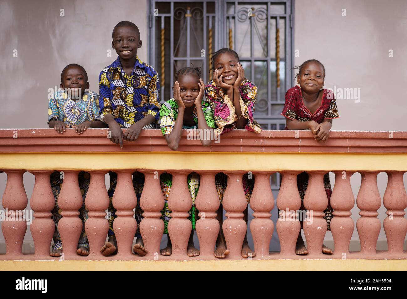 Groupe de jeunes enfants africains jusqu'Linung sur leur ville Accueil Balcon souriant pour Bypassers Banque D'Images