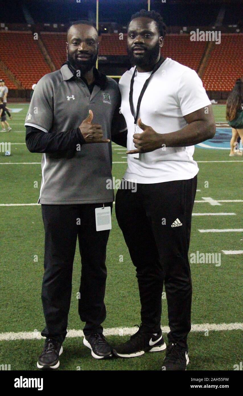 Honolulu, Hawaii, USA. Le 24 décembre, 2019. 24 décembre 2019 - tous deux anciens joueurs de Hawaï, conerbacks Elimiminan actuel entraîneur Abe et son frère Solomon Elimimian, une superstar de la Ligue canadienne avec les Roughriders de la Saskatchewan, étaient ensemble au SoFi Hawaii Bowl entre les Cougars de Brigham Young et de l'Indiana Rainbow Warriors au shérif Stan Center à Honolulu, HI - Michael Sullivan/CSM Crédit : Cal Sport Media/Alamy Live News Banque D'Images