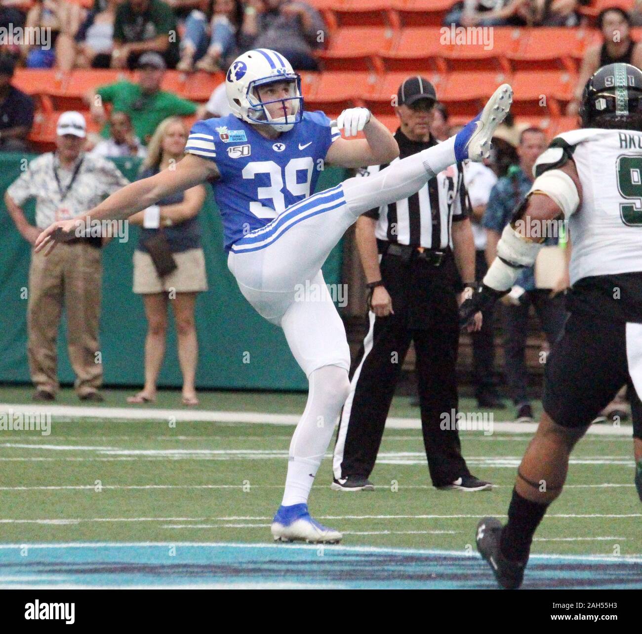 Honolulu, Hawaii, USA. Le 24 décembre, 2019. 24 décembre 2019 - les Cougars de Brigham Young place kicker Jake Oldroyd (39) plates la balle lors d'un match à la SoFi Hawaii Bowl entre les Cougars de Brigham Young et de l'Indiana Rainbow Warriors au shérif Stan Center à Honolulu, HI - Michael Sullivan/CSM. Credit : Cal Sport Media/Alamy Live News Banque D'Images